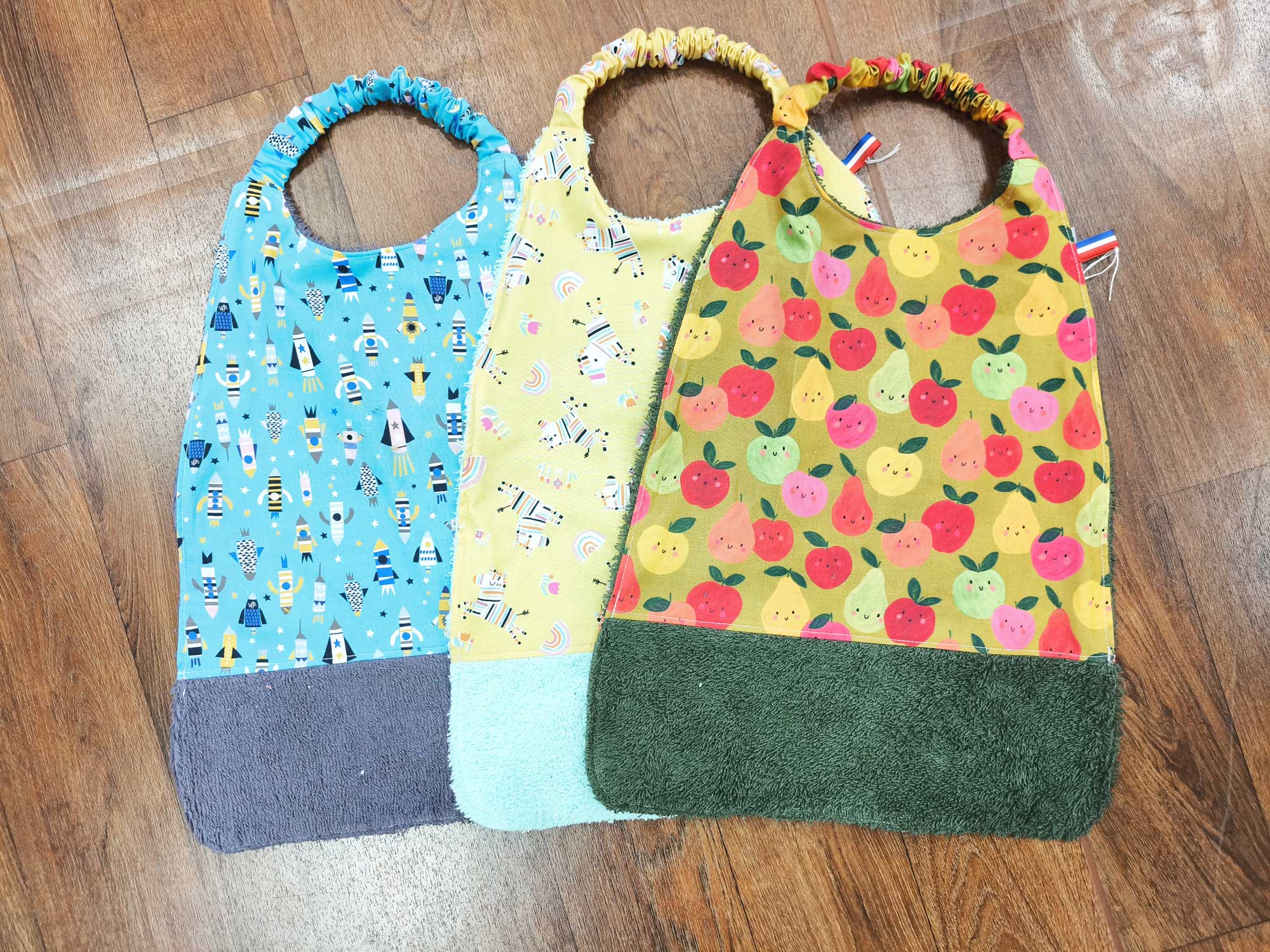 Grand bavoir fantaisie éponge avec élastique – Image 4