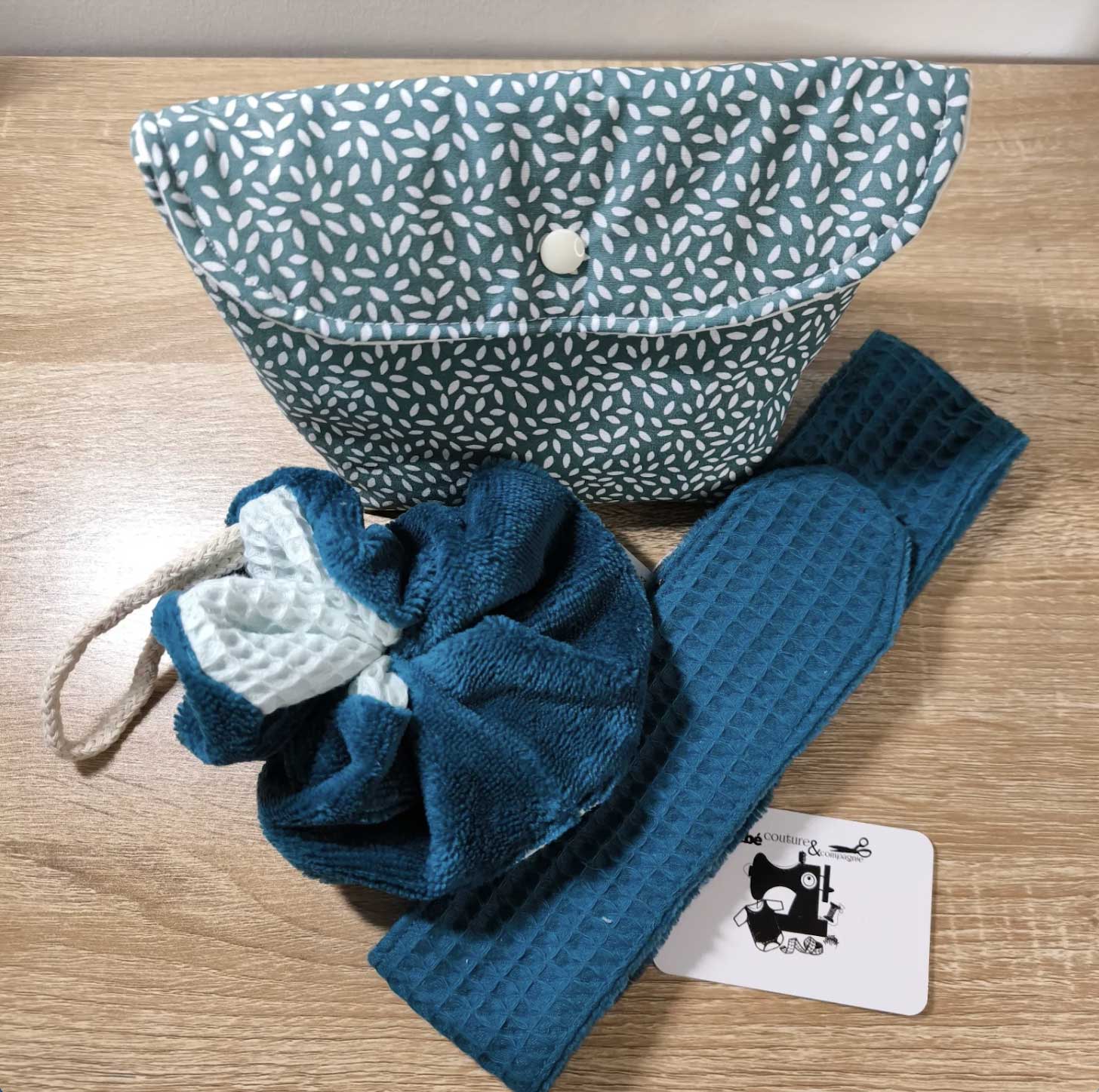 Kit bien-être : pochette + bandeau + fleur de douche bi matière