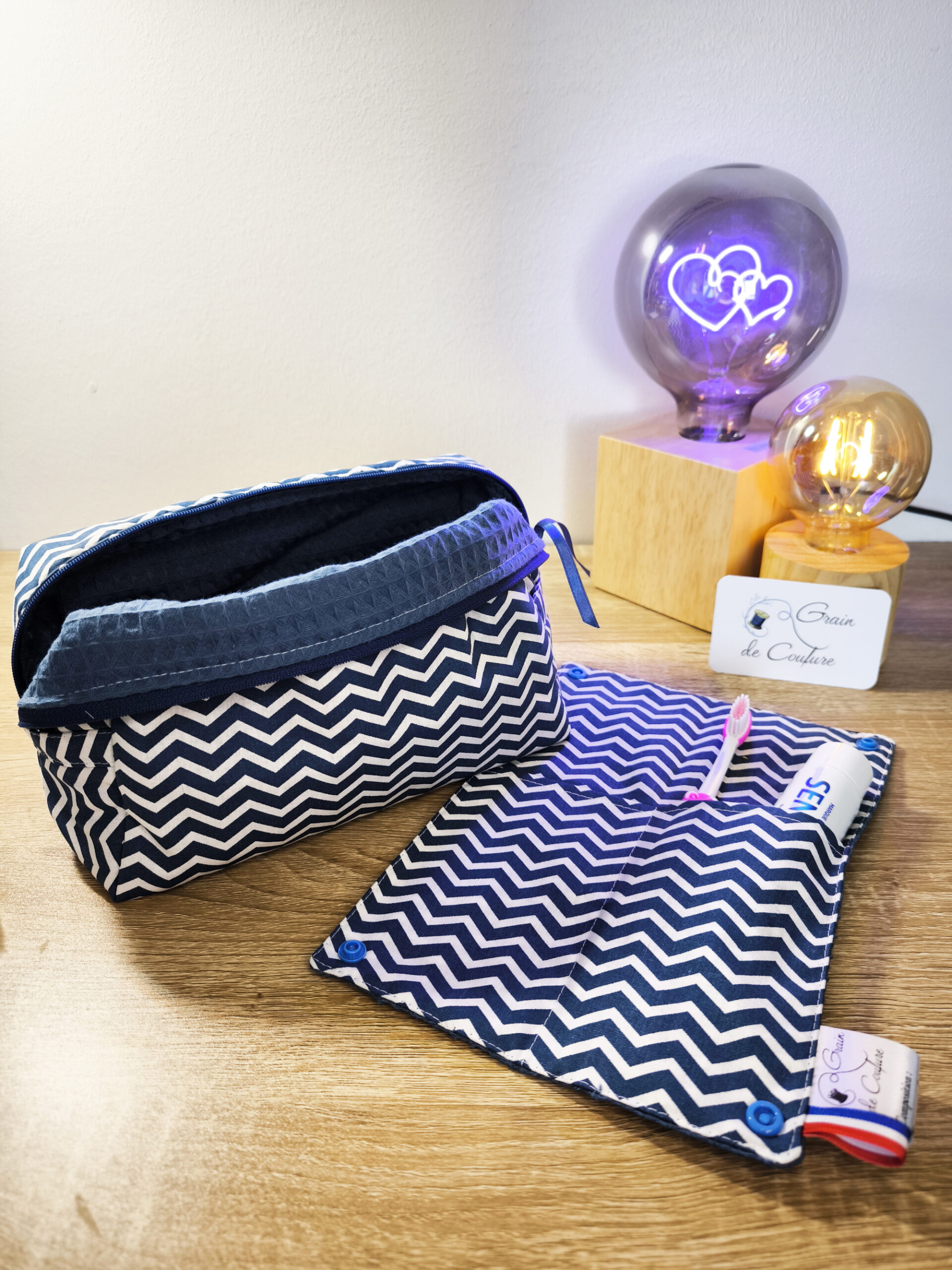 Trousse de toilettes avec son étui à brosses à dents personnalisable fabriquée en France